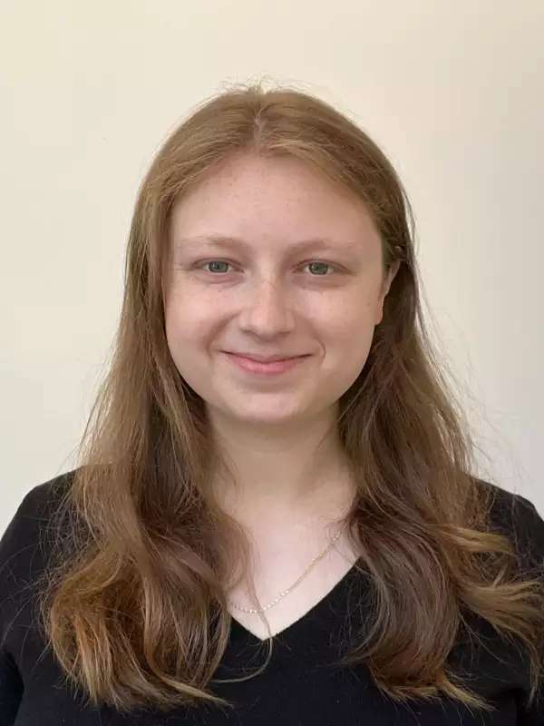 Zoe Ross Headshot